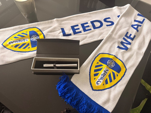 Leeds united knitted scarf - leeds,